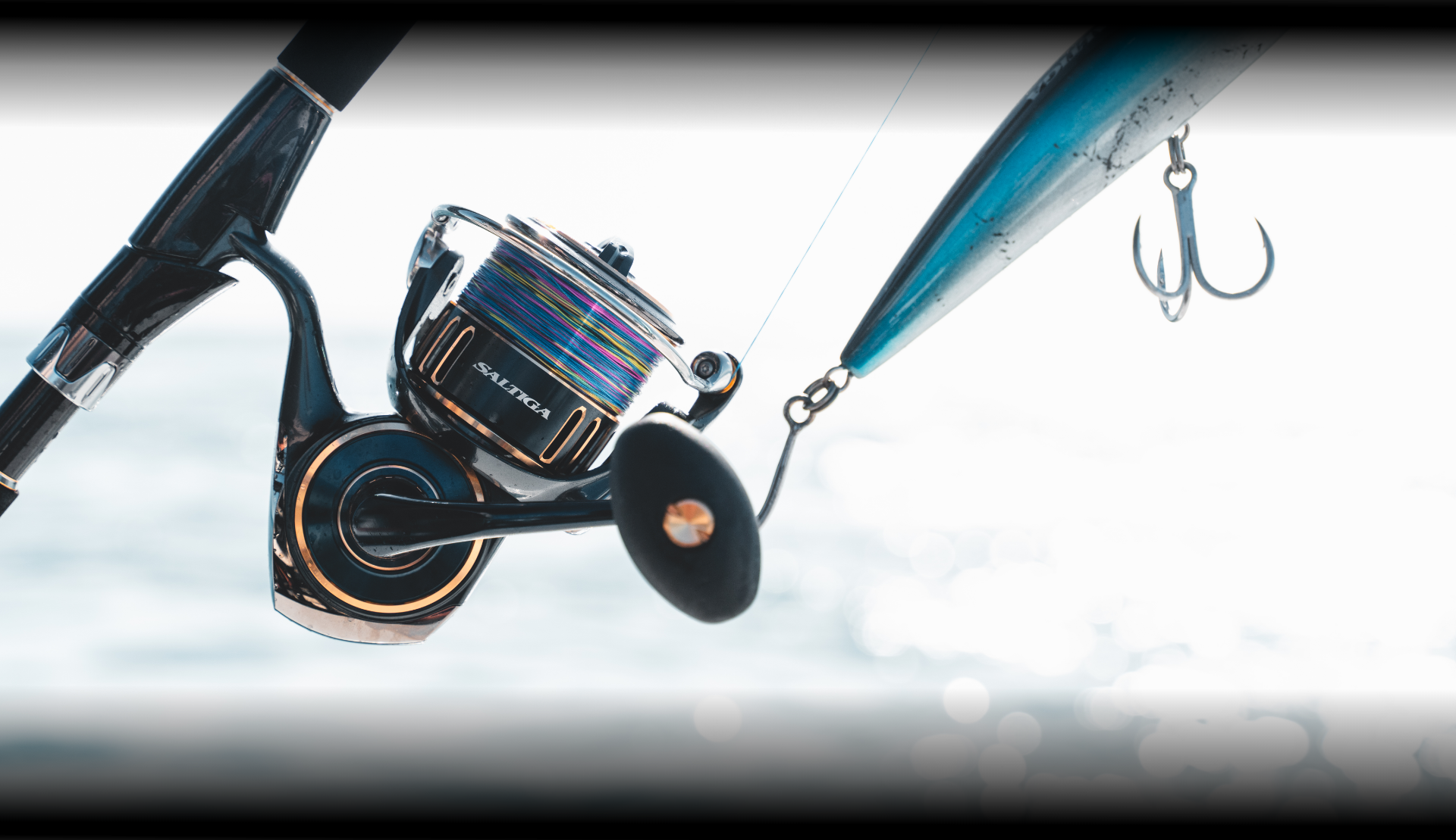 Daiwa Saltiga Image - Reel and Lure on rod set over the ocean